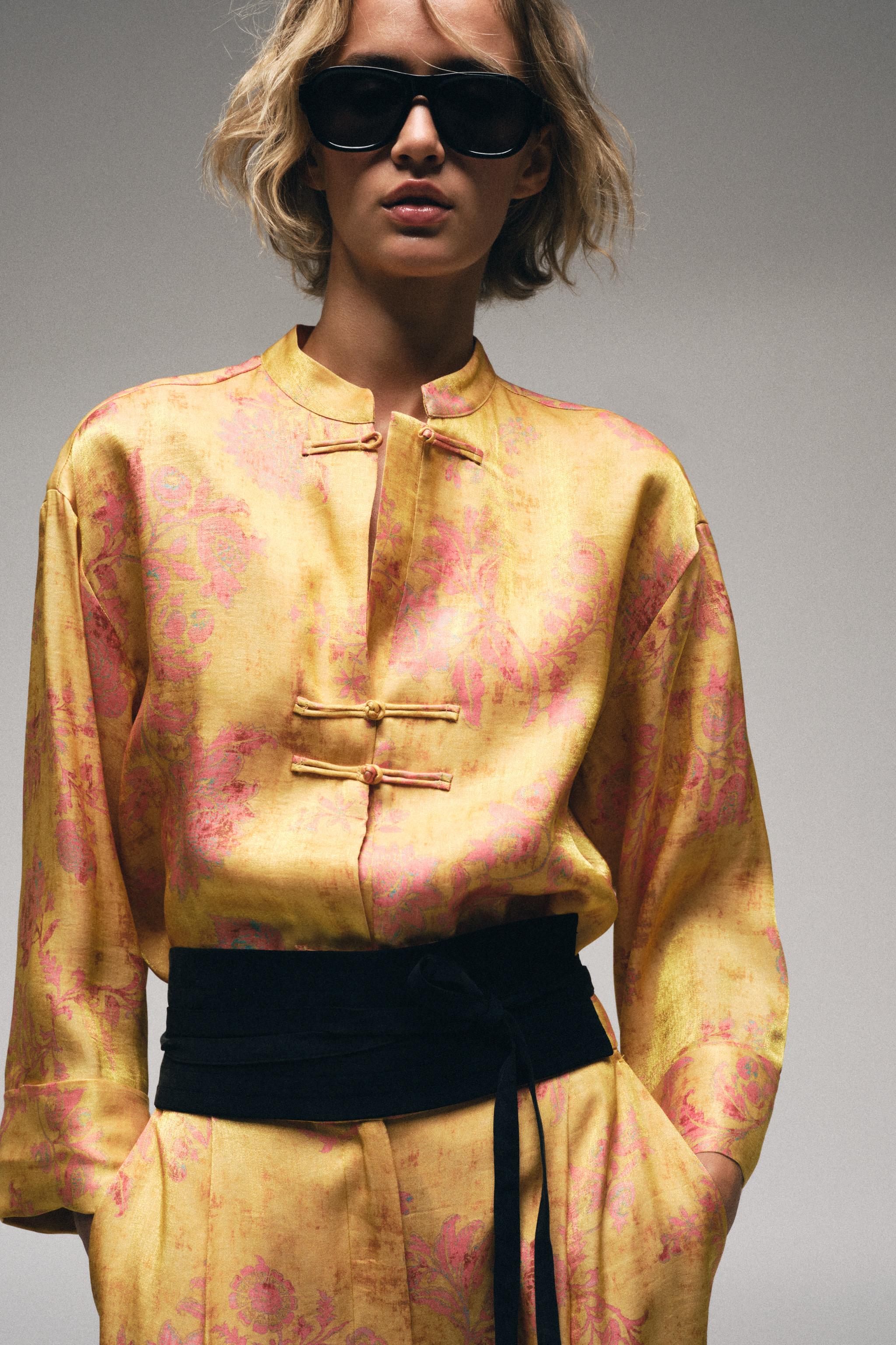 CHEMISE À IMPRIMÉ FLEURI ET BRANDEBOURGS